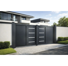 Poartă glisantă din aluminiu cu ornamente orizontale în fața unei case