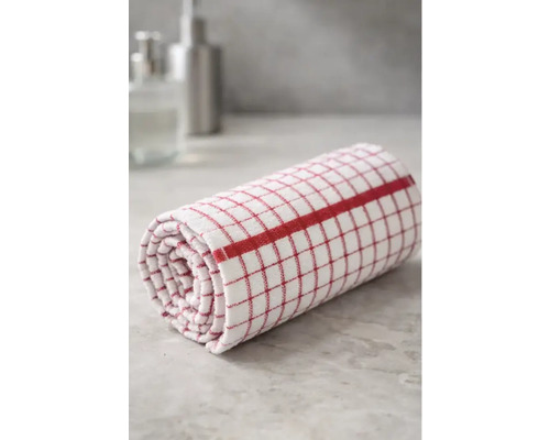 Prosop de bucătărie alb rulat, cu model în carouri roșii și o dungă roșie lată.