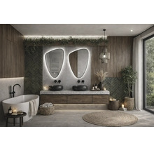 Baie cu chiuvetă dublă, oglinzi, cadă și decorațiuni pentru o atmosferă relaxantă