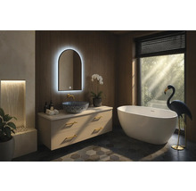 Baie luminoasă cu lavoar, oglindă cu iluminare și cadă independentă