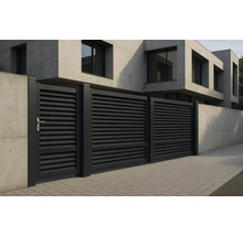 Poartă glisantă metalică cu lamele orizontale în fața unei case