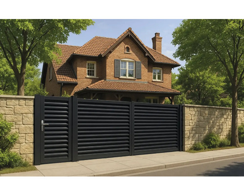 Poartă glisantă din aluminiu cu lamele orizontale în fața unei case de locuit.