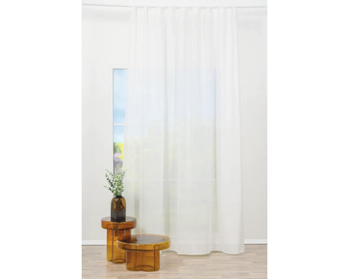 Perdea albă în fața unei ferestre, decorată cu două măsuțe laterale