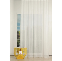 Scenă cu o cortină albă transparentă în fața unei ferestre și o măsuță laterală galbenă