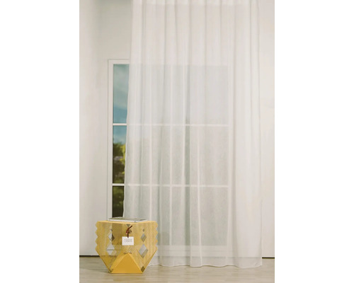 Cameră luminoasă cu fereastră, perdea și măsuță laterală