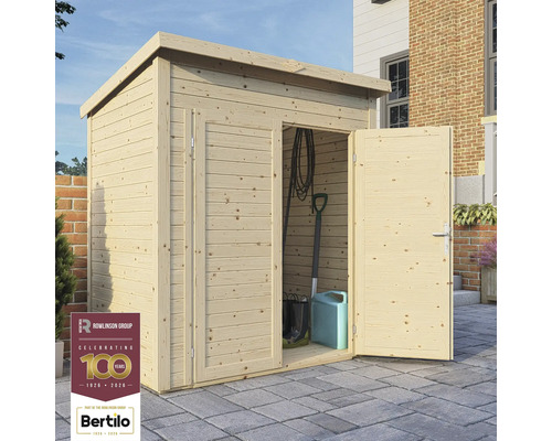 Dulap de grădină din lemn cu ușa deschisă, unelte de grădină în fundal. Logo Rowlinson Group. Logo Bertilo.