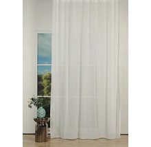 Perdea albă transparentă în fața ferestrei