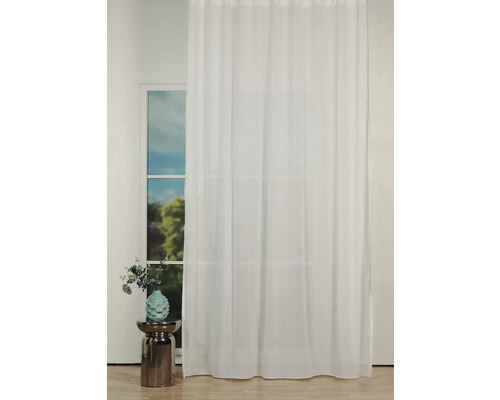Perdea albă transparentă în fața ferestrei