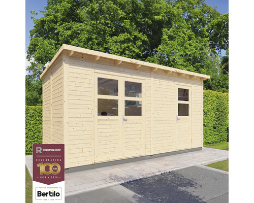 Cabină de grădină din lemn cu ferestre și uși în fața copacilor și logo-ul Rowlinson Group