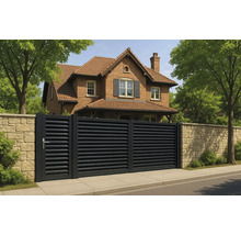 Poartă glisantă modernă din metal în fața unei case de locuit