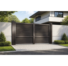 Poartă de intrare din lamele orizontale în fața unei case