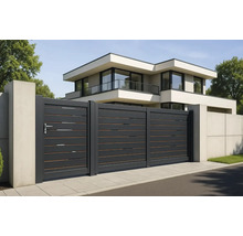 Aspect modern al casei cu poartă glisantă și elemente de gard