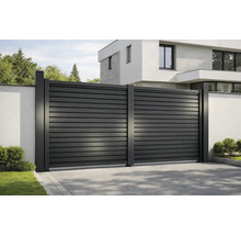 Poartă glisantă orizontală din metal în fața unei case