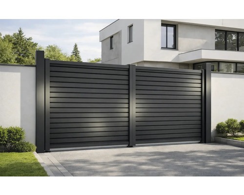 Poartă glisantă orizontală din metal în fața unei case