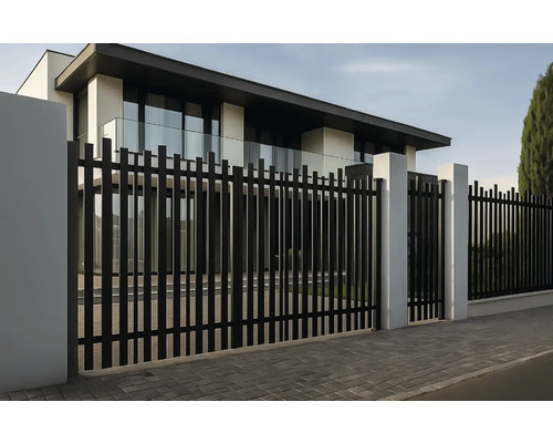 Gard metalic negru cu stâlpi albi în fața unei case moderne