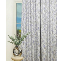 Cortină decorativă cu model în fața unei ferestre, cu o vază cu plante alături.