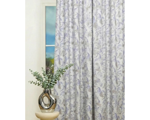 Cortină decorativă cu model în fața unei ferestre, cu o vază cu plante alături.