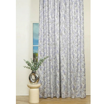 Cortină decorativă cu model în fața unei ferestre