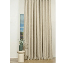 Cortină în fața unei ferestre, cu decor pe o măsuță laterală