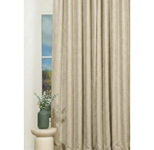 Cortină decorativă în fața unei ferestre într-o cameră luminoasă.