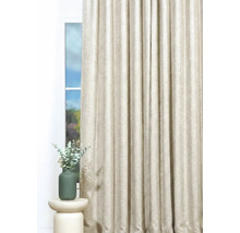 Atmosferă decorativă de locuit cu perdea în fața ferestrei și plantă în vază pe o măsuță laterală