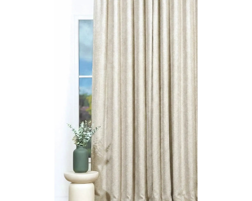 Atmosferă decorativă de locuit cu perdea în fața ferestrei și plantă în vază pe o măsuță laterală