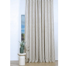 Perdea bej în fața ferestrei cu măsuță laterală și vază