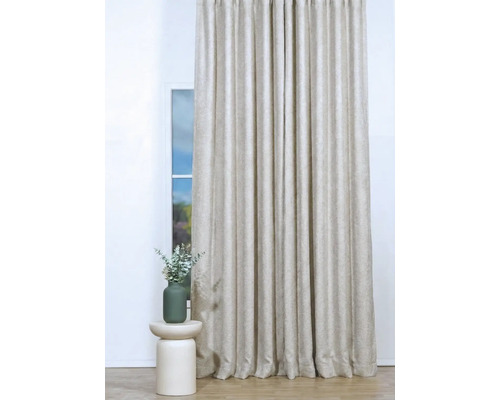 Perdea bej în fața ferestrei cu măsuță laterală și vază