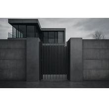 Gard modern din metal cu stâlpi de beton în fața unei case