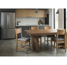 Sufragerie cu masă și scaune din lemn, completată de elemente de bucătărie și iluminat