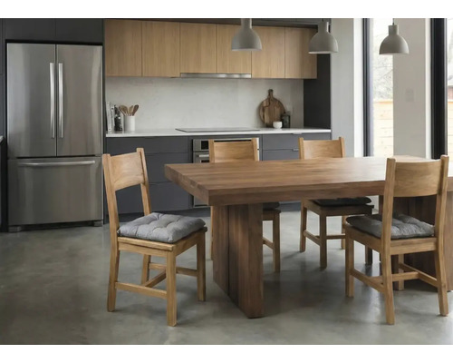 Sufragerie cu masă și scaune din lemn, completată de elemente de bucătărie și iluminat