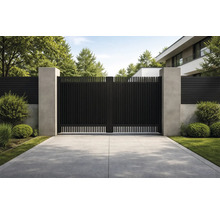 Alee modernă cu poartă dublă metalică și gard