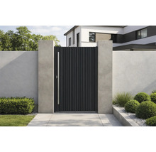 Poartă de grădină din metal negru între doi piloni de beton