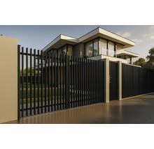 Gard modern din metal cu bare verticale în fața unei case de locuit.