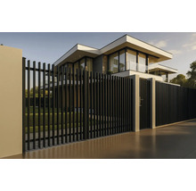 Casă modernă cu gard metalic negru și poartă