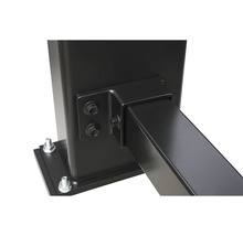 Prim-plan cu o îmbinare de stâlp metalic negru cu șuruburi