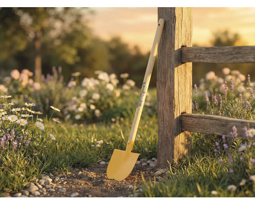 Scenă de grădină cu lopată sprijinită de gard din lemn