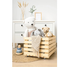 Cutie din lemn cu urși de jucărie, iepure și maimuță pe un covor în fața unei comode