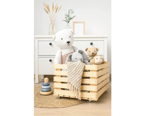 Cutie din lemn cu urși de jucărie, iepure și maimuță pe un covor în fața unei comode