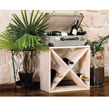 Raft de vinuri cu sticle de vin și decorațiuni