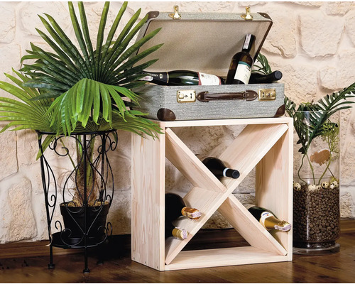 Raft de vinuri cu sticle de vin și decorațiuni