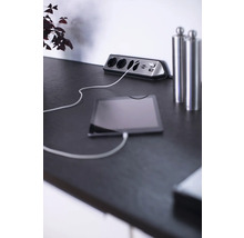 Bloc de prize cu porturi USB și tabletă conectată pe o masă