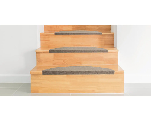 Scară din lemn cu covorașe pentru trepte