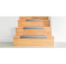 Scară din lemn cu covorașe de treaptă gri.