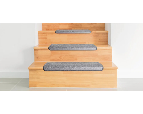 Scară din lemn cu covoare de scară gri