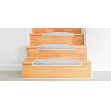 Scară din lemn cu trei trepte și covorașe de treaptă