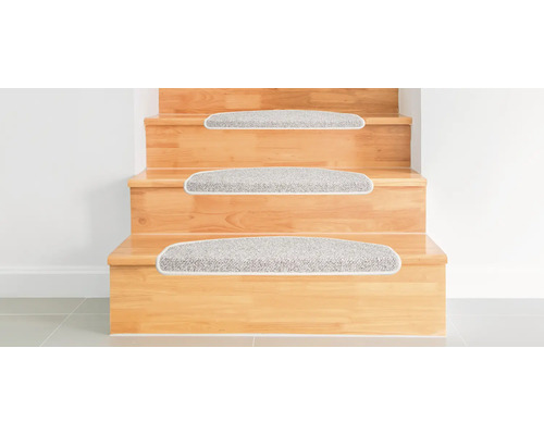 Scară din lemn cu trei trepte și covorașe de treaptă