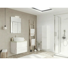 Baie cu lavoar, oglindă, scară pentru prosoape și duș