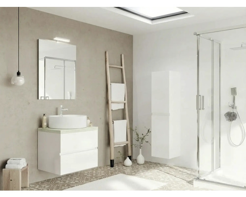 Baie cu lavoar, oglindă, scară pentru prosoape și duș