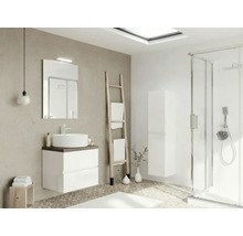 Baie cu lavoar, oglindă, scară pentru prosoape și duș